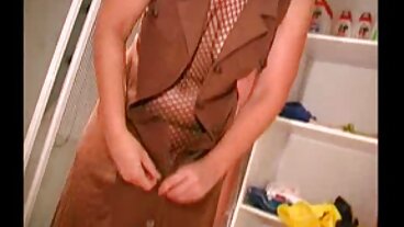 Babe med blanka mogen amatör porr bröst får en creampie