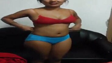 Otäcka svensk amatörporr MILF Monique Alexander hjälper sin dotters man när han är i nöd