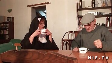 Foot gratis amatörporr Long Dong för Stepsister's BFF at Night