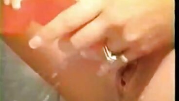 Butt plug lesbisk amatörporr Wielding Anal Queen Lily Glee sitter på Thickie