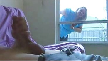 Briljant tonåring blondin får en fittmassage bredvid poolen svensk amatör porr