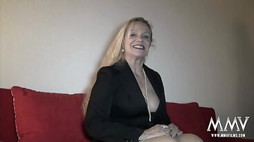 MYLF enorma tuttiga blonda Milf Rachael Cavalli svenska amatörer porr låter dig titta närmare in i hennes saftiga mogna fitta
