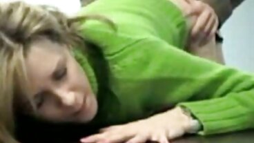 Trophy Wife Britney bästa amatörporr Amber körd i köket