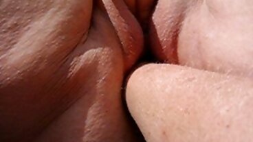 Riley Reid och hennes bästa vän sträcker ut riktig amatörporr sina inbjudande hål på hennes fästmans födelsedag
